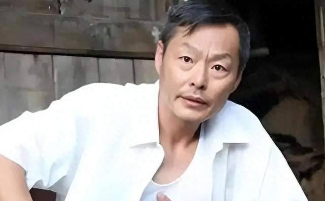 55岁王新昉出租屋去世！儿子放弃尸检，生意失败后跑了9年龙套