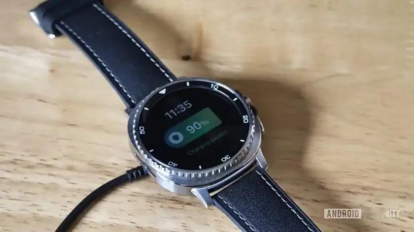 在 Galaxy Watch8 系列中，三星引入了“电池保护”选项描述为：“在电