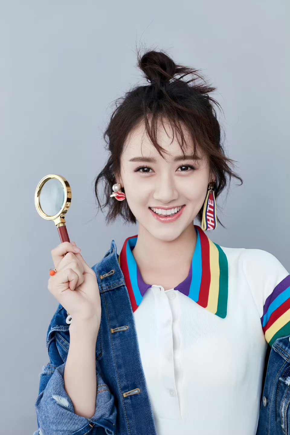 镜头前的袁冰妍是眼里盛着星光的活力派。一个转身自带风的轻盈，一抹笑容点亮全场的明