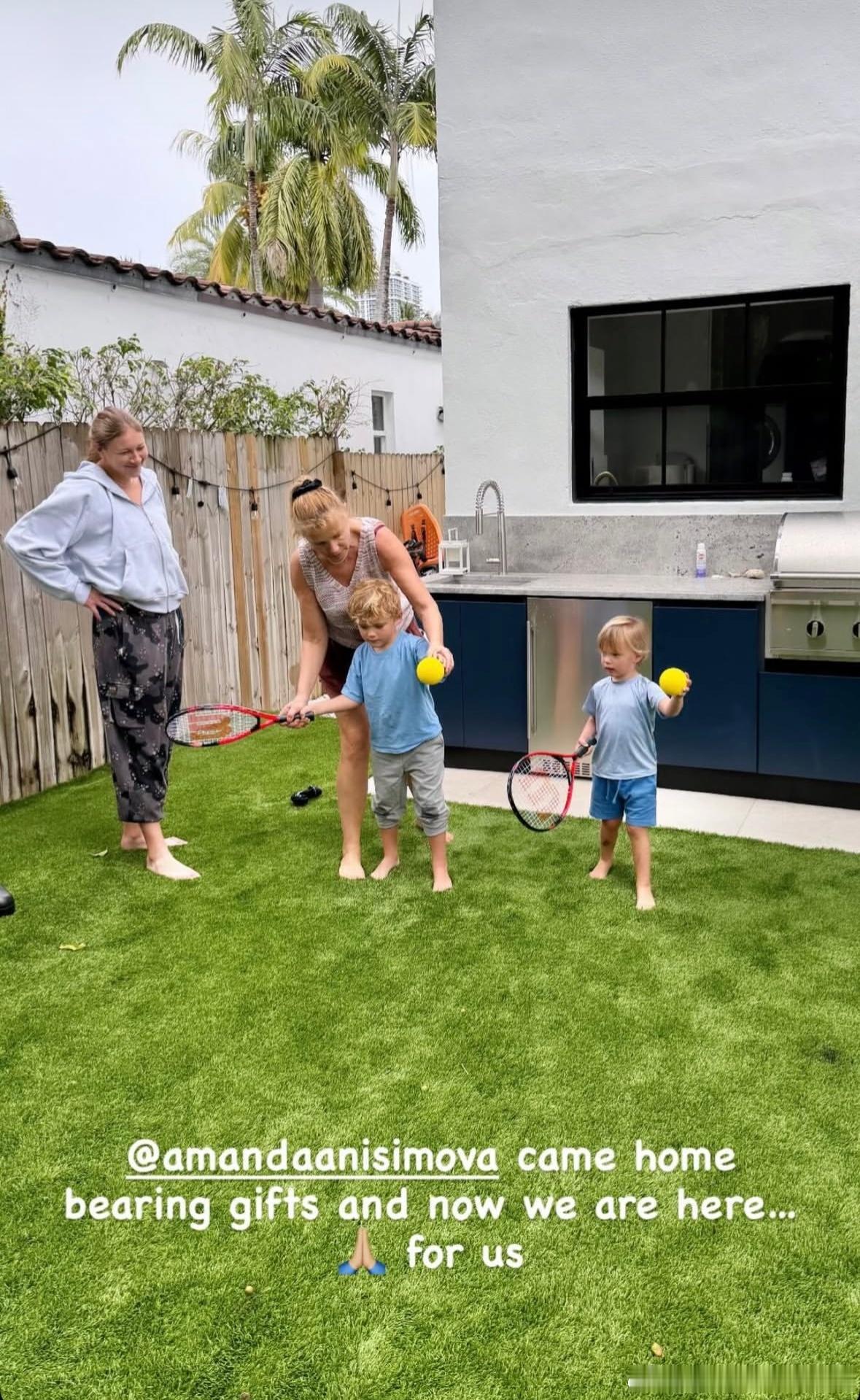 阿尼西莫娃！回家了，在姐姐家陪两个娃Amanda给Jaxon和Kylo带了网球拍