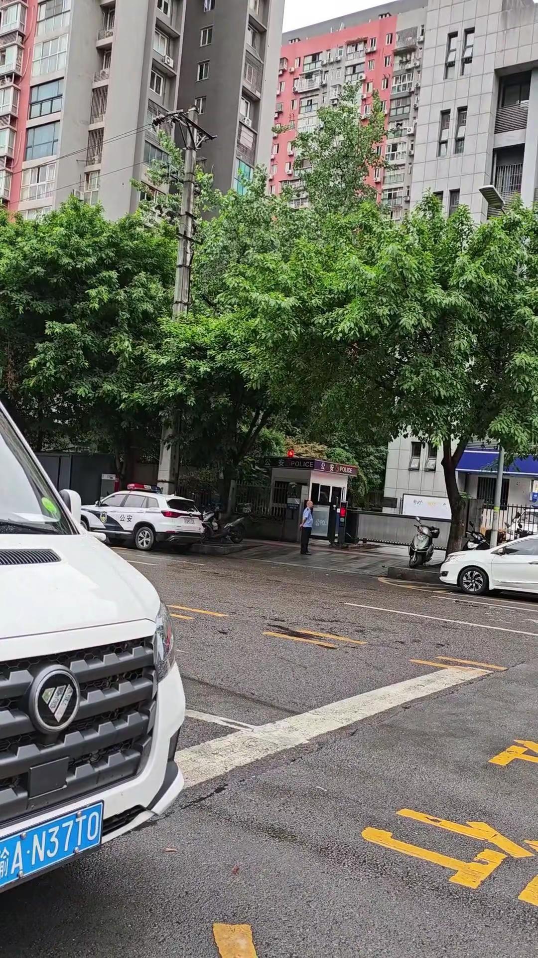 中考高考交警护航太戳人了😭。一想到这些天考生们急着奔赴考场，幸好有交警叔叔们在
