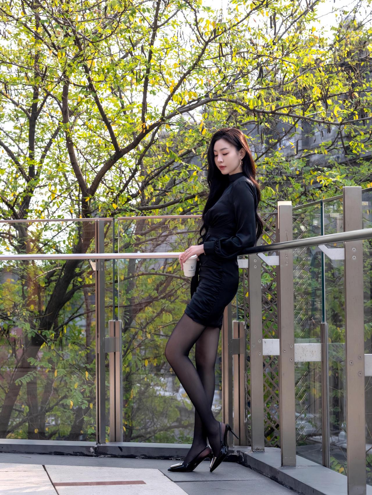 这套黑色缎面连衣裙太有“轻熟氛围感”了！缎面材质自带高级光泽感，收腰设计刚好凸显