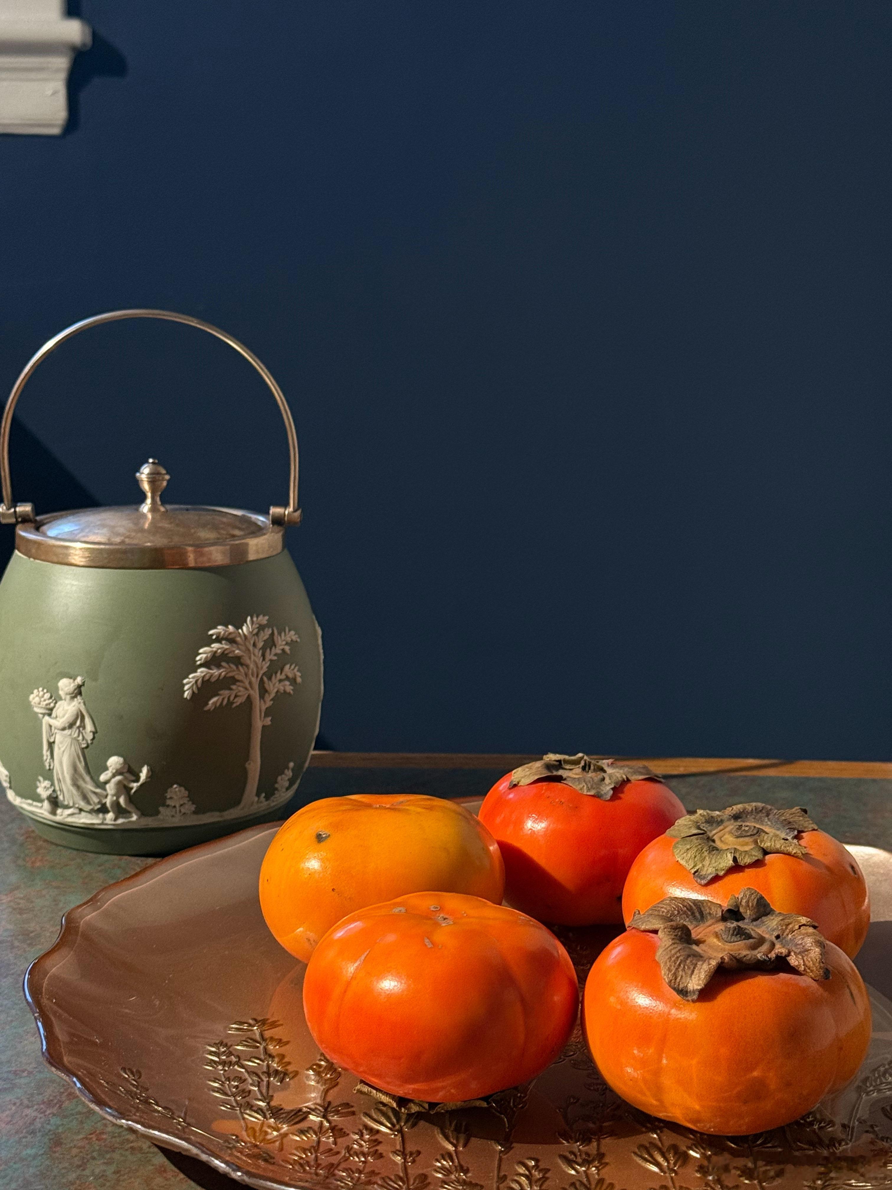 这是上周买的柿子，还是硬邦邦。网购的一箱鸡心柿昨天收到了，也是硬邦邦。，求柿子快