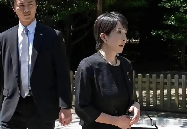 在日本右翼政客们的心里，其实很清楚，目前中国的综合国力尤其是军事力量早已大幅超越