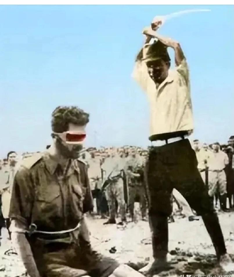 1943年，
在那个战火纷飞的年代，
一名日军军官竟然残忍地割下了盟军情报员的头