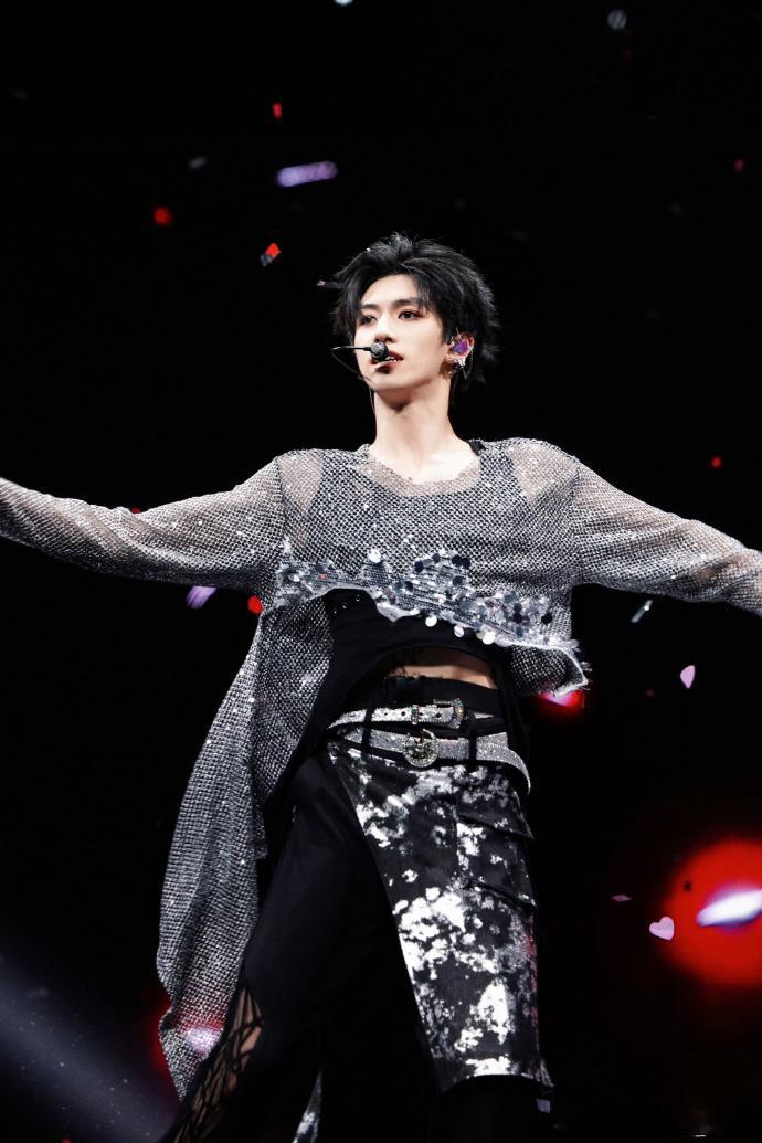 哇哦，我请问呢，此男也太会going了吧[awsl]饭拍真的好帅啊，绝绝子绝绝子