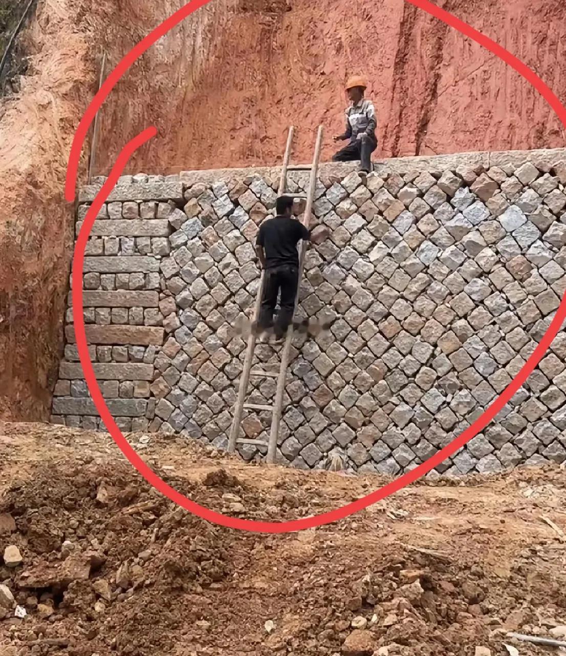 有没有建筑方面的高手？这样做这个山坡真的不会塌吗？我怎么感觉没什么用呢？这些石头