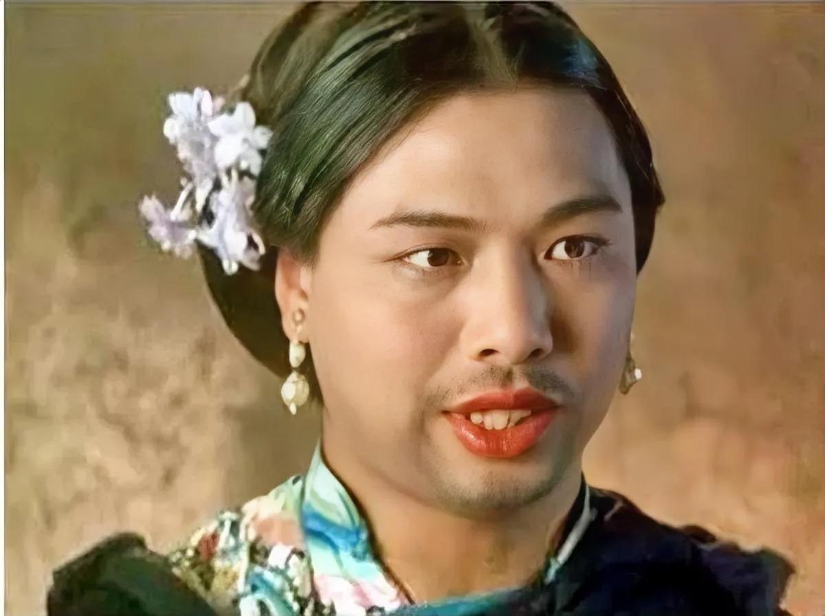 一辆大巴被劫持了，歹徒上来挑了几个女的就下车了，一车人无动于衷！这时一个妇女突然