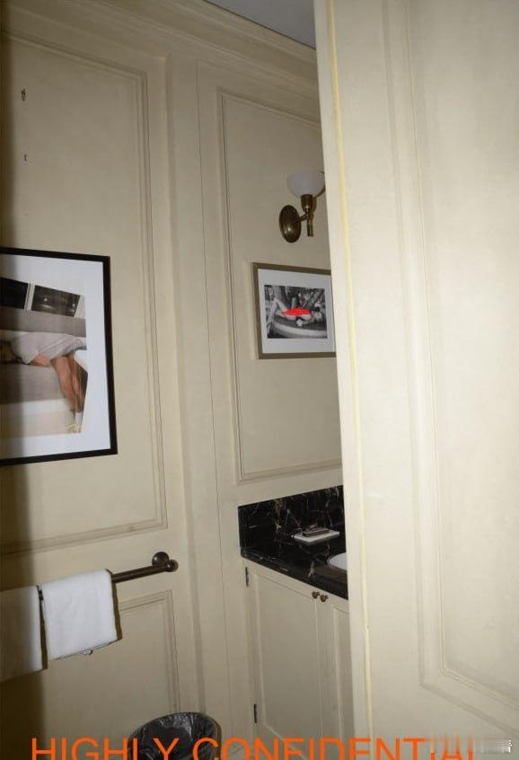 爱泼斯坦豪宅悬挂不少裸女画像爱泼斯坦位于纽约曼哈顿豪宅内景的画面，有多张裸女照片