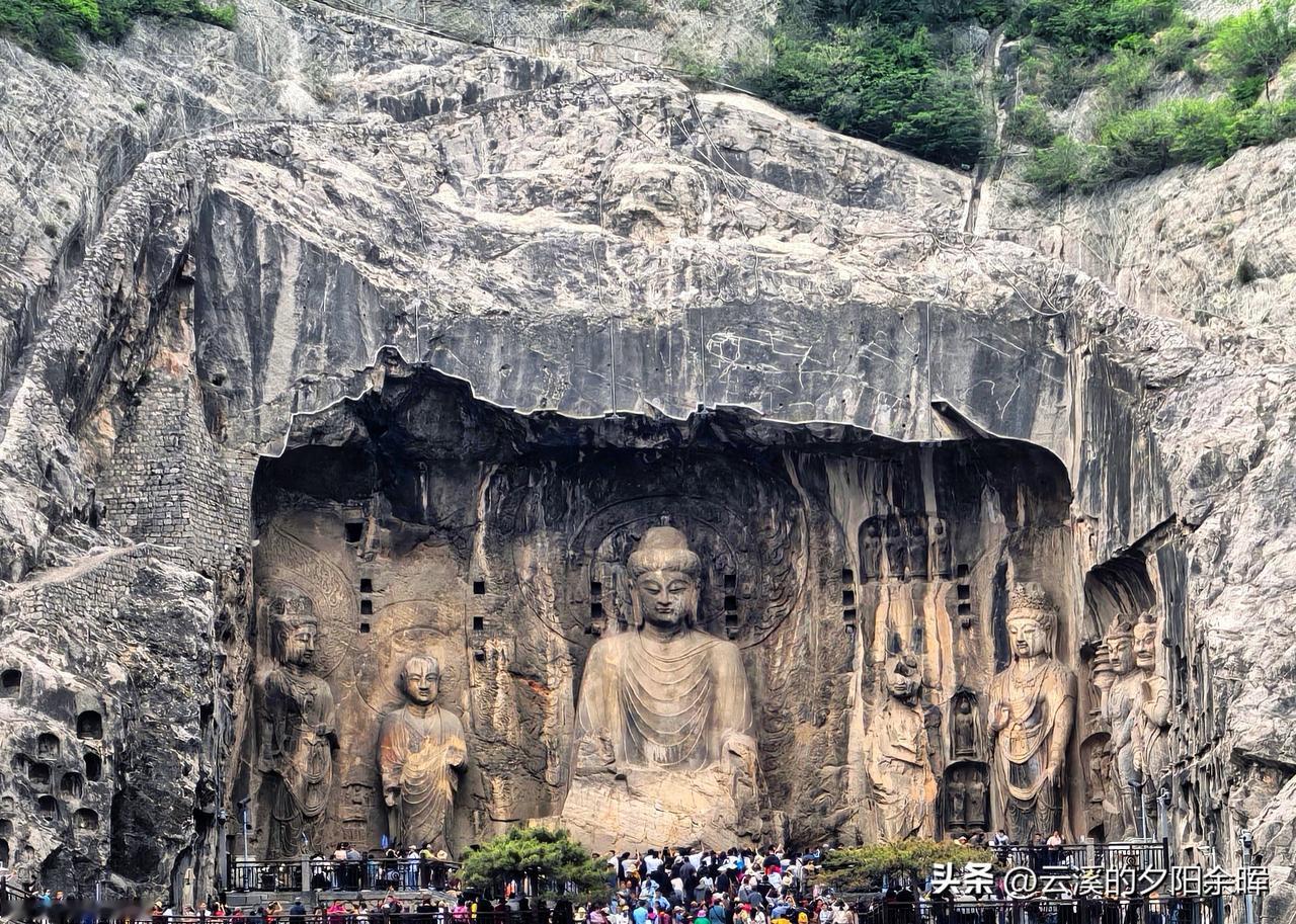 龙门石窟卢舍那大佛，秀气帅气