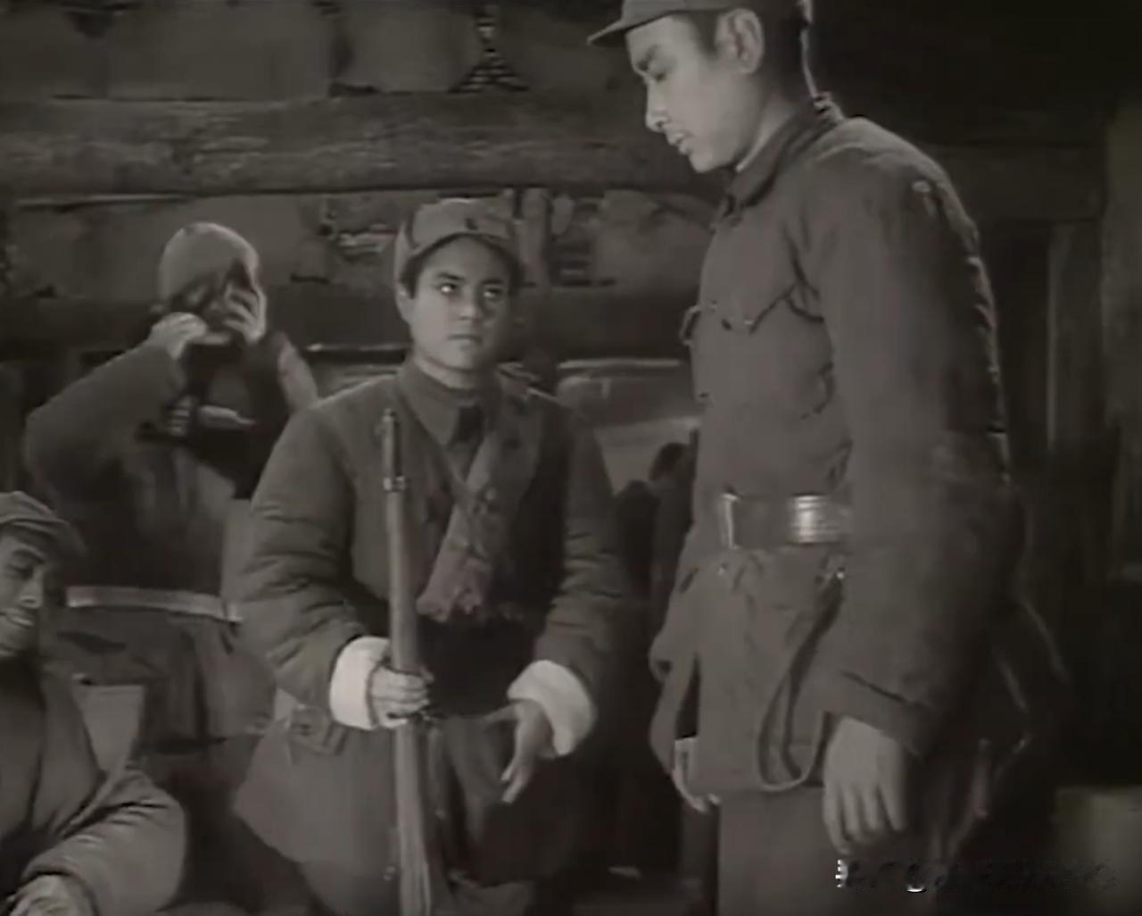 副排长高山一进“青年英雄排”，就被雷排长各种鄙视，尤其是看不上高副排长的“老套筒