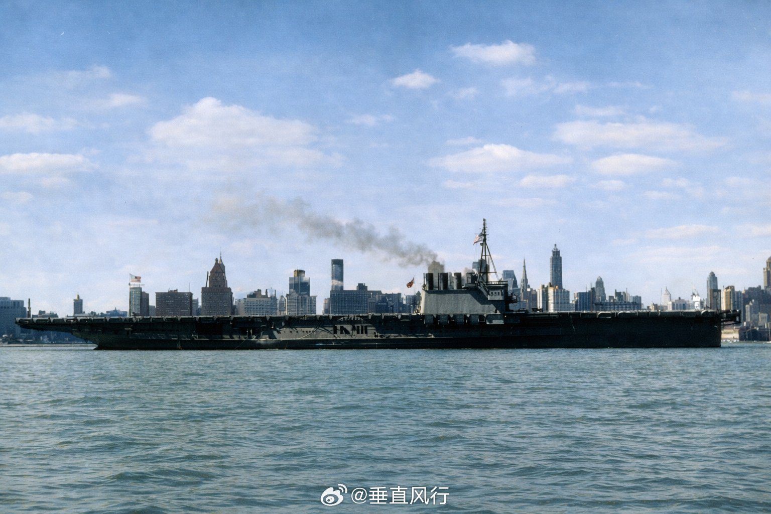 1943年3月22日，训练航母“金刚狼”号在密歇根湖上航行，背景是芝加哥的天际线