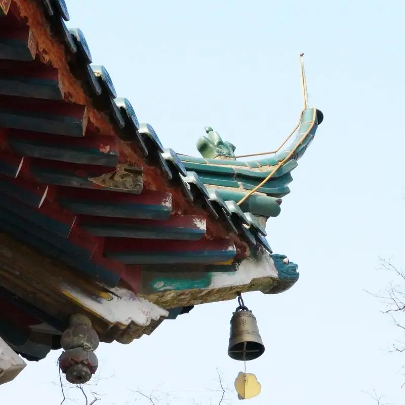 永遇乐·京口北固亭怀古
南宋辛弃疾
千古江山，英雄无觅孙仲谋处。舞榭歌台，风流总