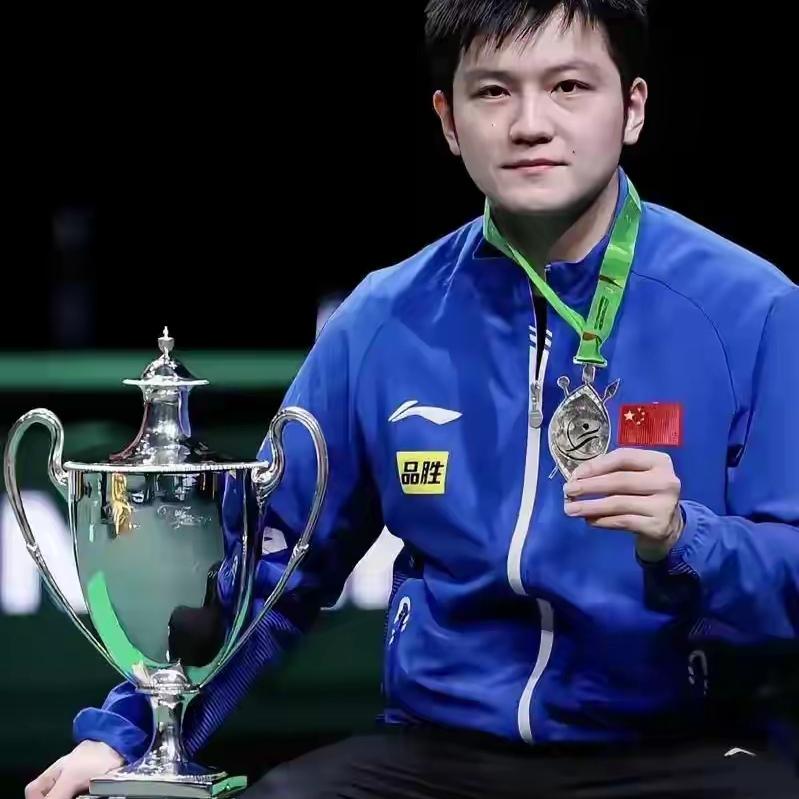 世界冠军樊振东，球台上杀气腾腾，谁能想到关键大赛前夕，他竟悄悄溜去看霉霉演唱会！