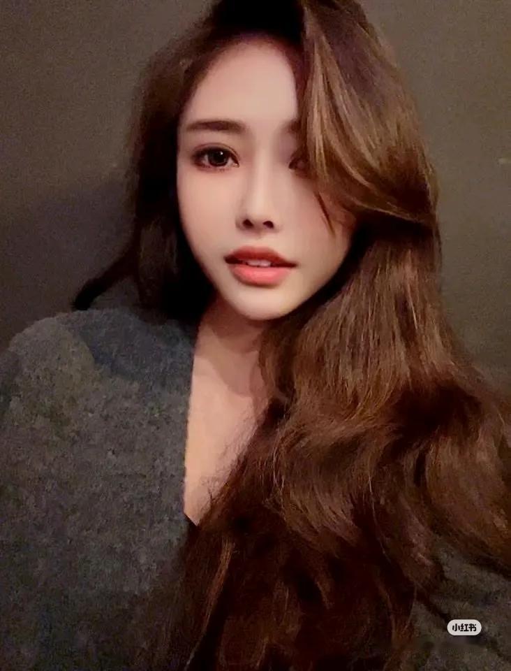 话说台湾近几年就推出了许多颜值和气质都相当不错的新晋博主，而莫霏就是其中之一。凭