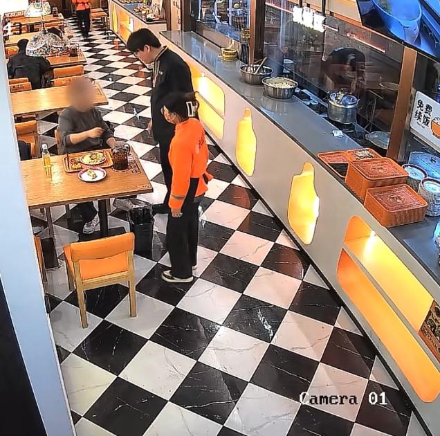 快餐店里，一名聋哑女员工老老实实完成上菜工作，结果就餐的陌生男顾客强行将她拦下，