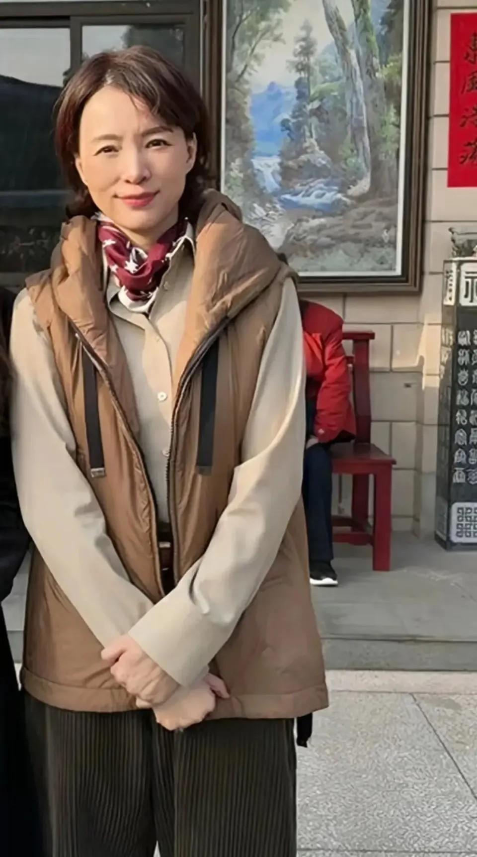 越是被生活按在地上摩擦，越要长出一身硬骨头
 
娱乐圈有一类女性，跌入谷底从不会