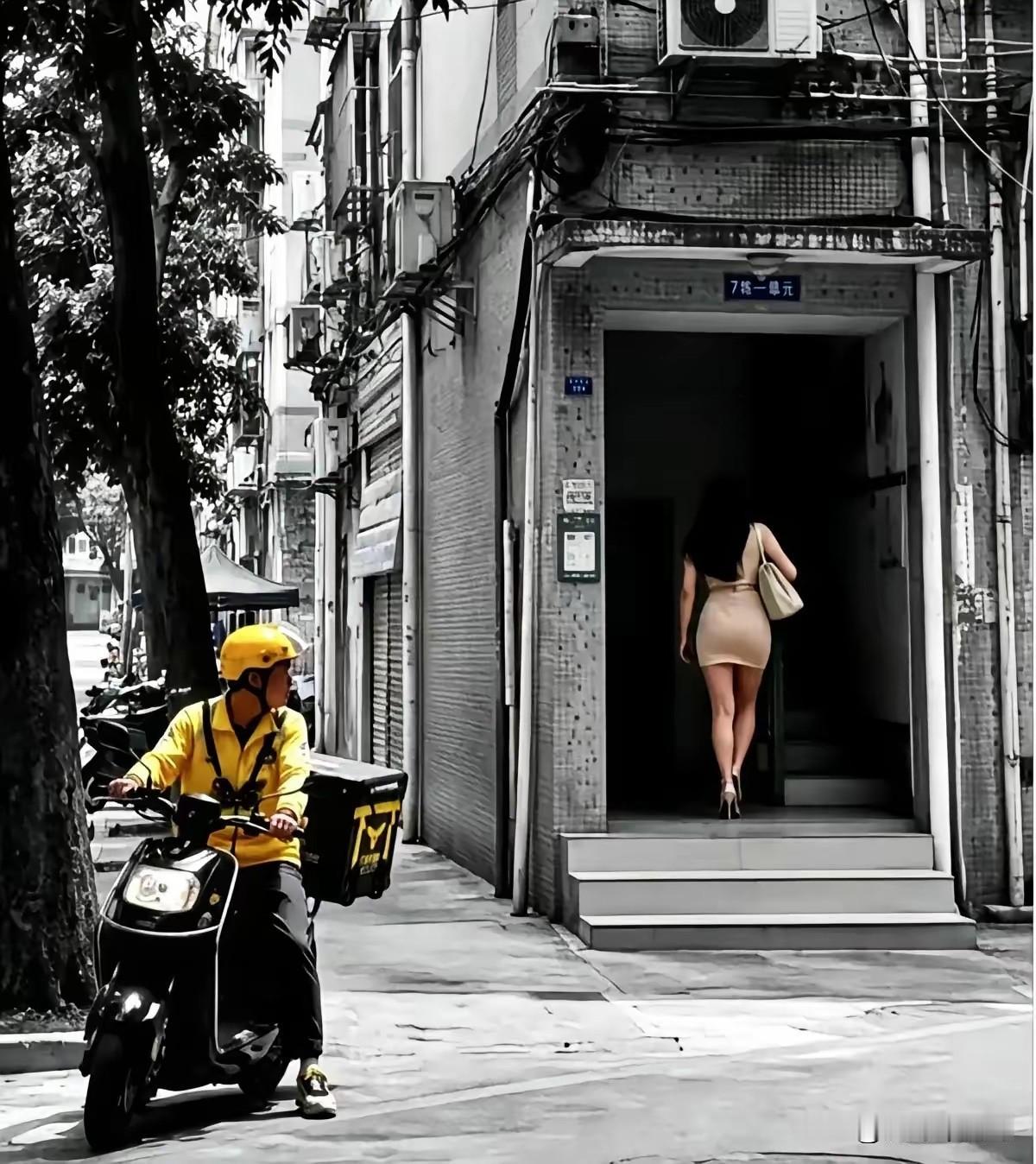 这一刻，外卖小哥究竟在头脑风暴些什么…..
外卖哥感动瞬间 外卖的感动瞬间 外卖