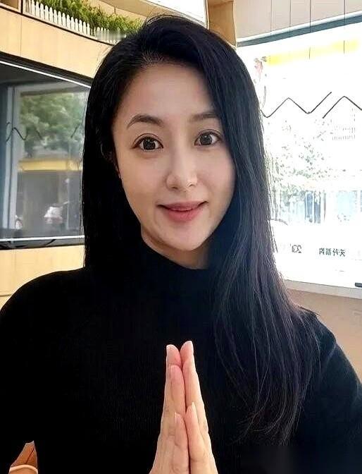 你见过父母双全的孤儿吗？
我今天真见着了。
大冷的天，我那小表妹就穿着件薄兮兮的