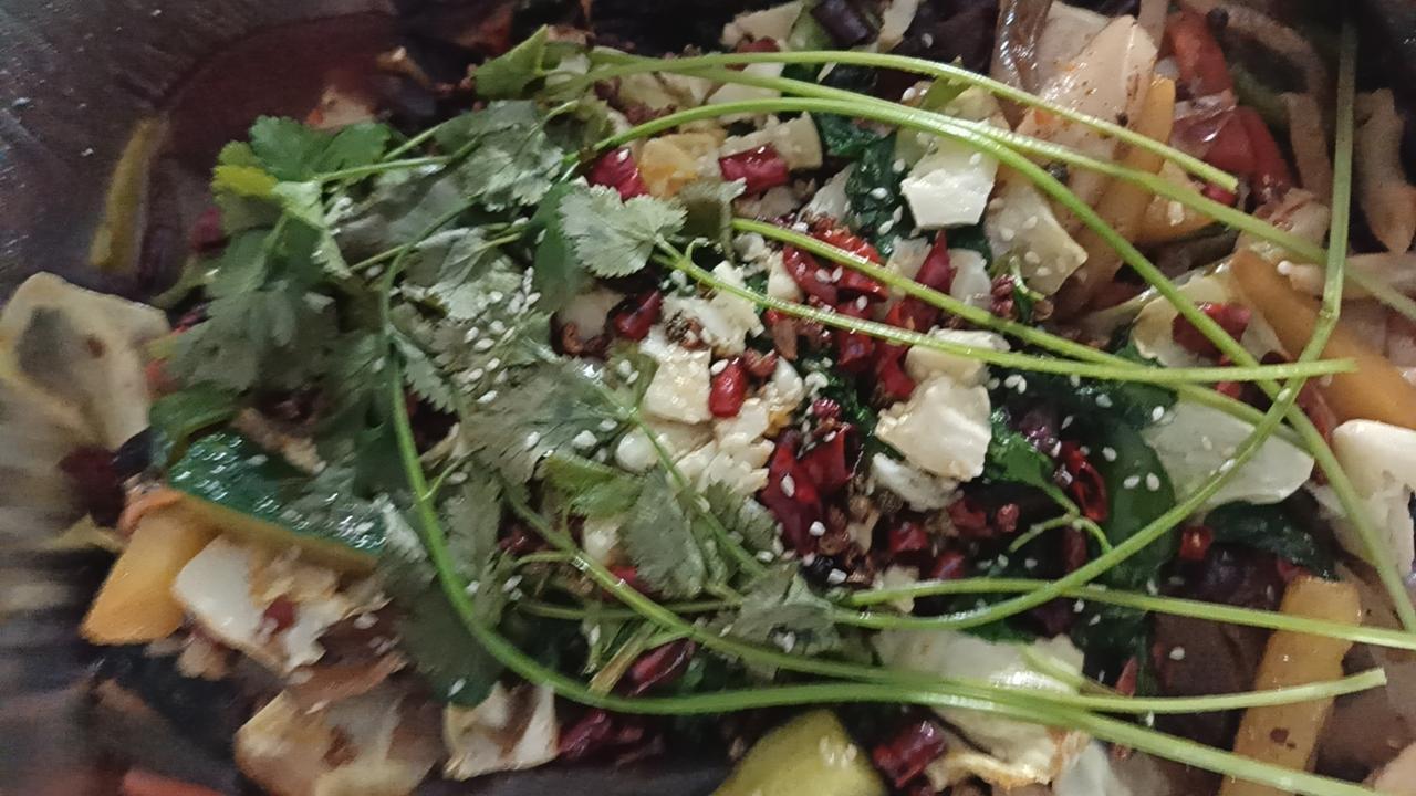 晒图笔记大赛刚端上桌的烤鱼香得人直咽口水，热油还在锡纸碗里滋滋作响，红亮的辣椒段