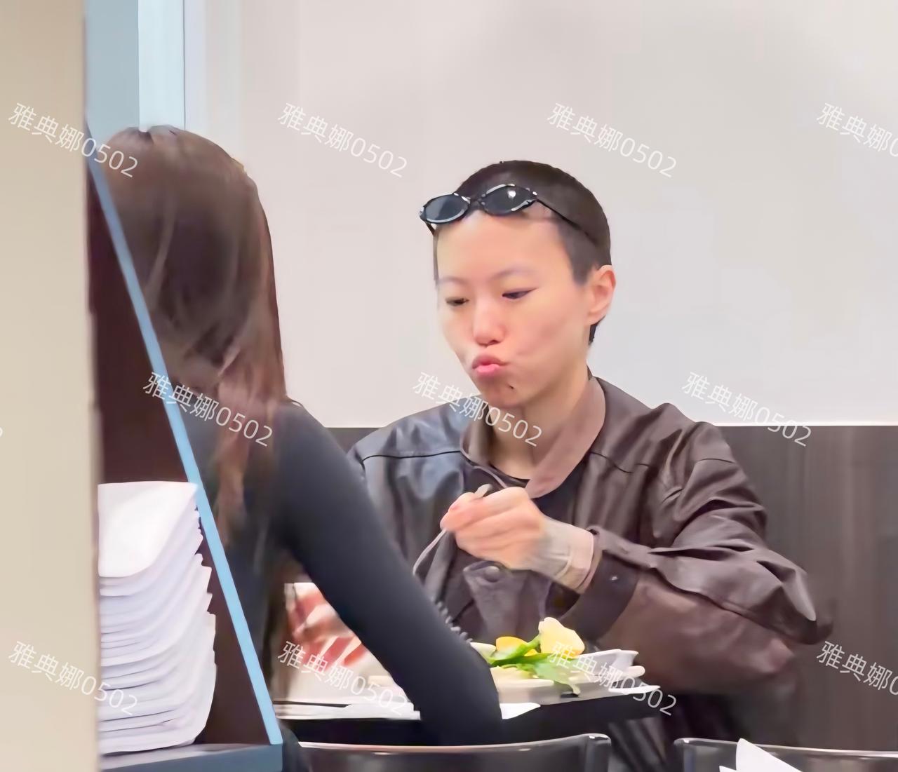 窦靖童虽然穿皮衣戴墨镜梳寸头看起来很酷，但却嘟嘴撒娇表情很可爱。
巴黎偶遇王菲的