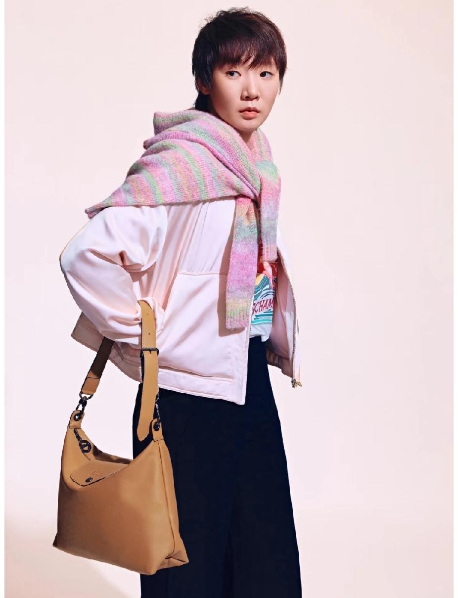 王曼昱的春日松弛感太绝了
 
赛场挥拍的霸气，遇上春日穿搭的温柔，王曼昱这组珑骧