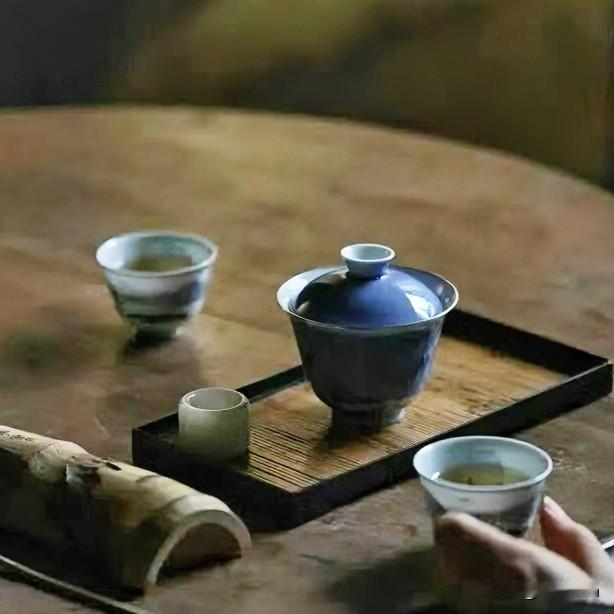 你喜欢在什么样一种状态下喝茶?

一盏茶里，藏着千年的变迁。唐人的煎，宋人的点，