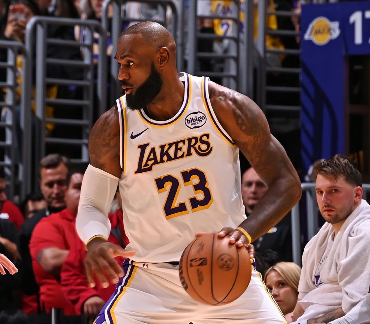 过去3场比赛，詹姆斯正负值：
对阵快船：-6（全队正数第4）
对阵太阳：-18（