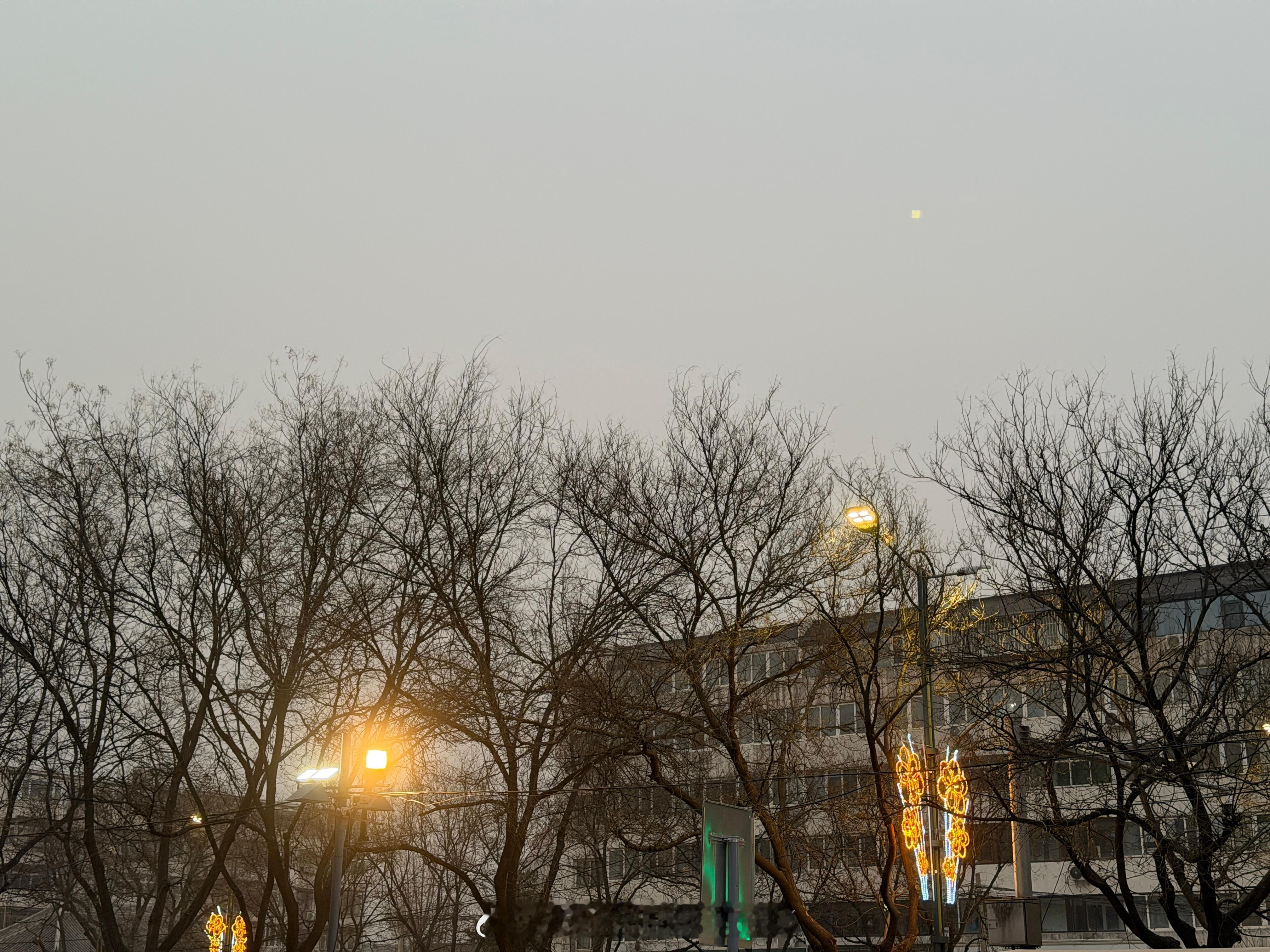 北京沙尘暴北京这天气，怕是财神也有点懵逼吧 北方大部有大范围沙尘天气