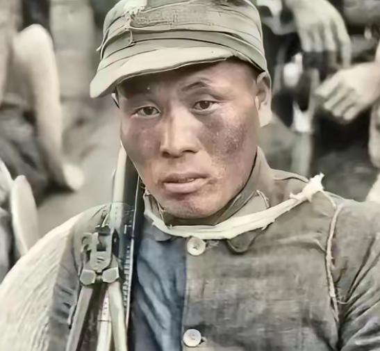 1945年，一名机枪手为了躲避日军，选择绕上山路前进，没想到意外发现100多名正