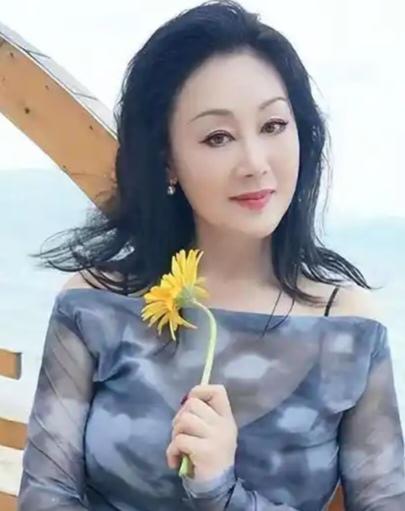 正在播出的电视剧《小芳》里，看到演员王姬了，剧里叫杨凡雁，是女主角小芳的大姑，目