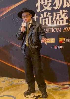 岳云鹏从兜里掏出俩核桃就盘上了谁懂啊！主持人问小岳岳解压秘诀，他直接掏出来俩核桃