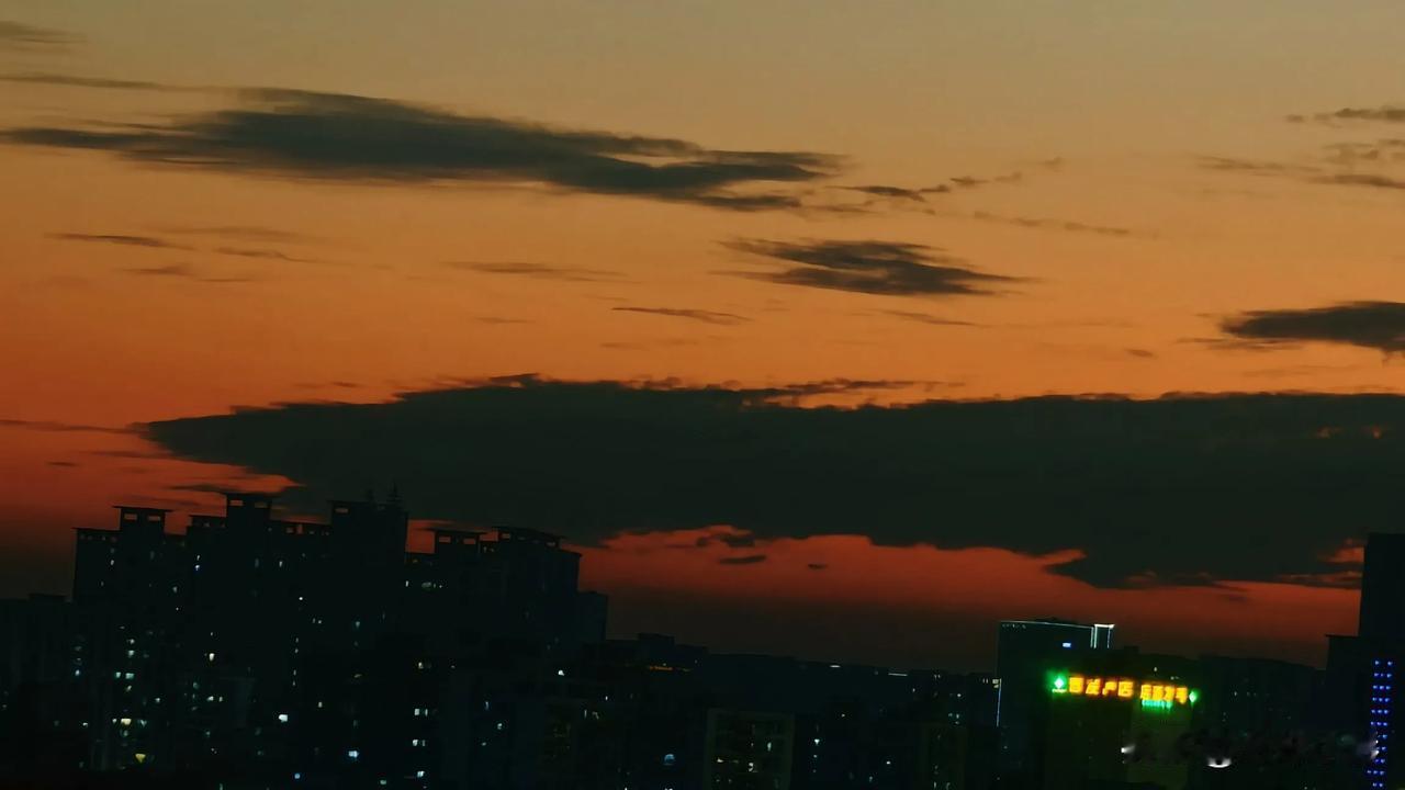 城市黄昏，灯火阑珊，静谧如画。