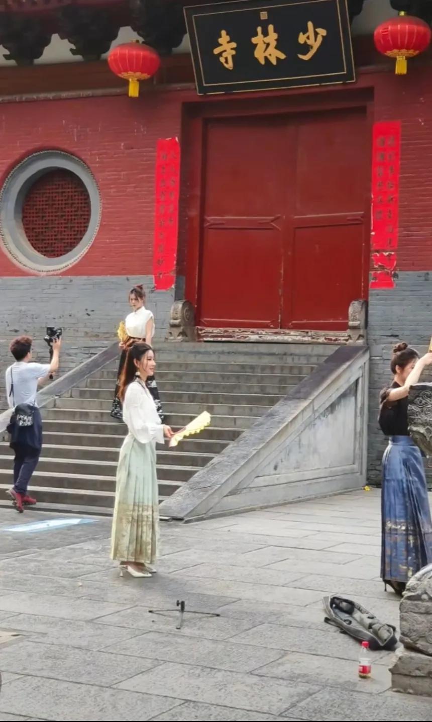 释永信一出事，少林寺就成了众人打卡的地方。谁能想到在少林寺待了三十多年的释永信是