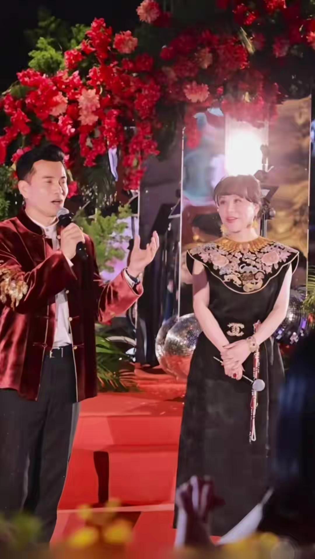 好的婚姻就是相互成就，吕良伟杨晓娟就是最好的例子。一个越活越年轻，一个越活越贵气