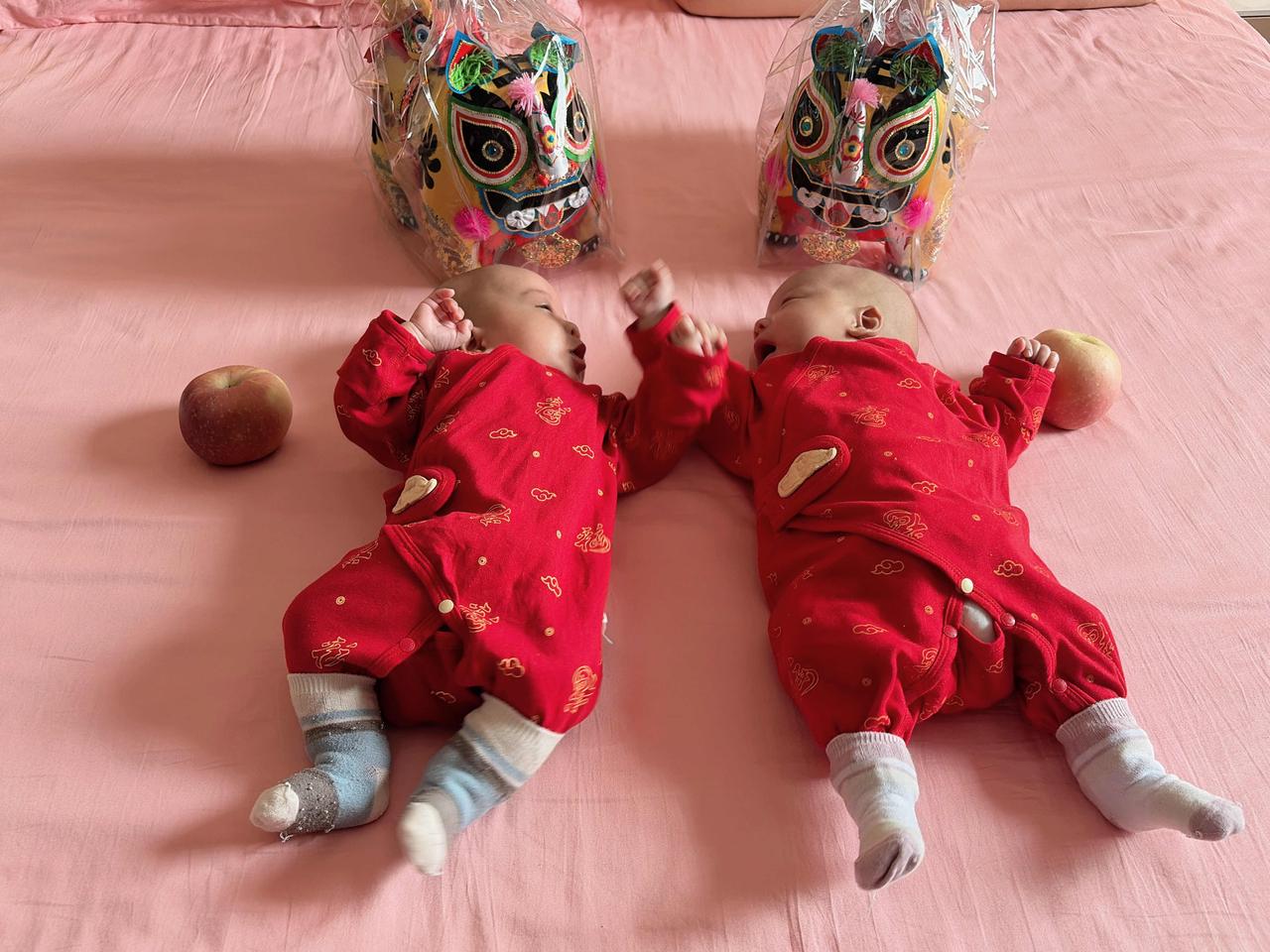 老大大猫一点也不乖，能哭，特别是晚上哼哼唧唧不停，俗话说：会哭的孩子有奶吃。一点