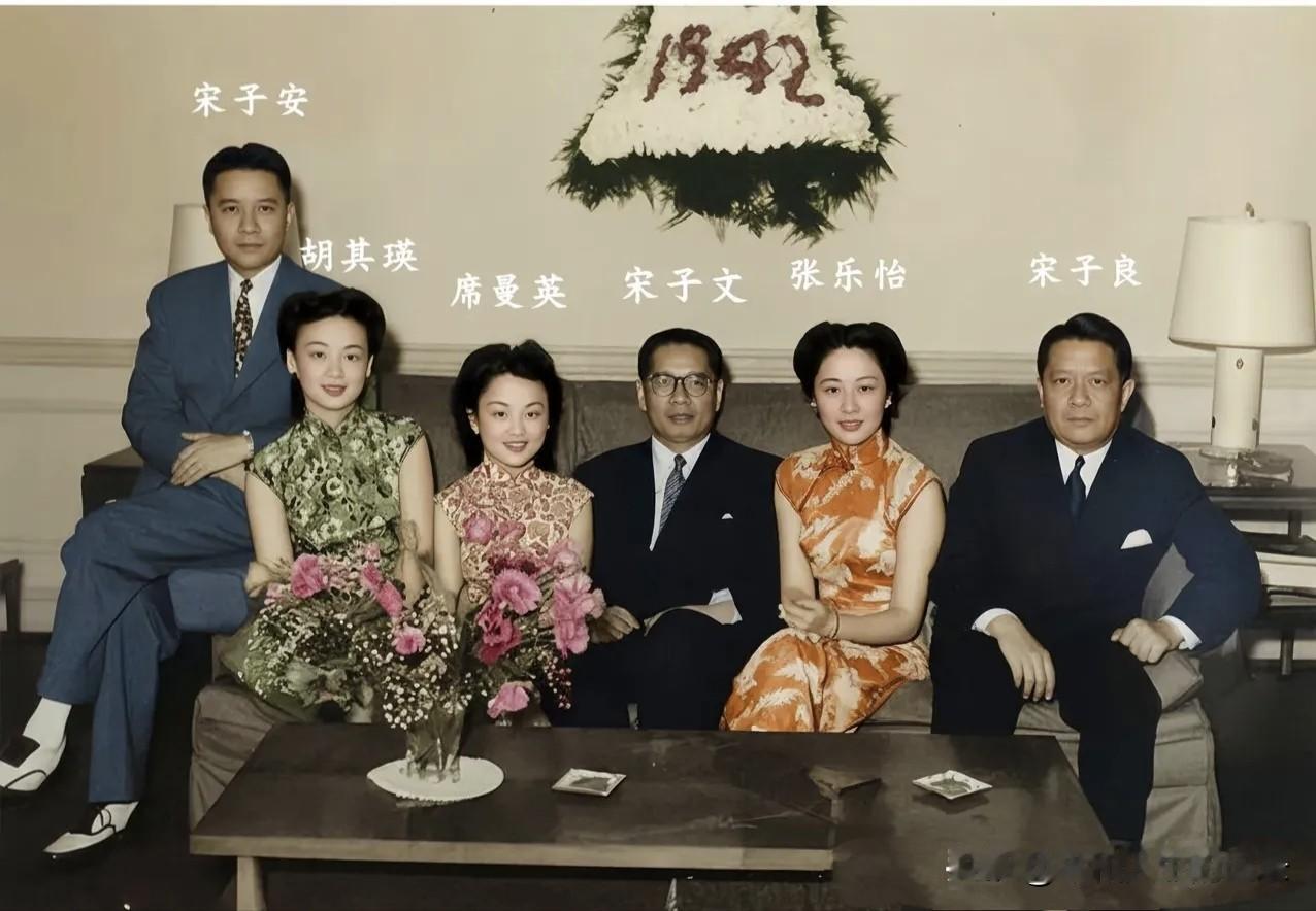 一九四二年，宋子文与宋子良、宋子安及三位夫人张乐怡、席曼英、胡其瑛，一起过圣诞节