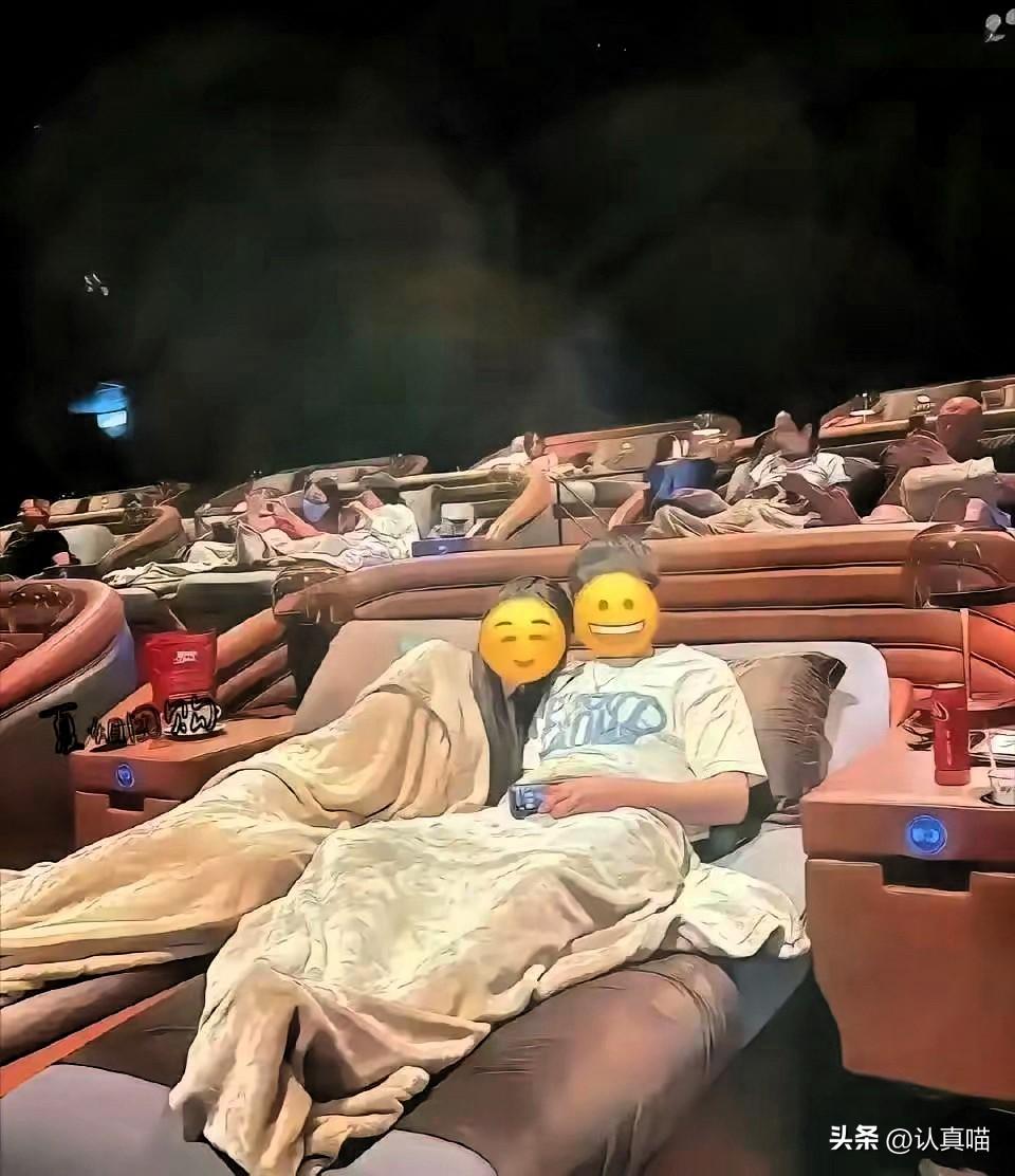 电影院都开始卖“双人床票”了？简直不像话把公共场所当私人空间！

真的太离谱了，