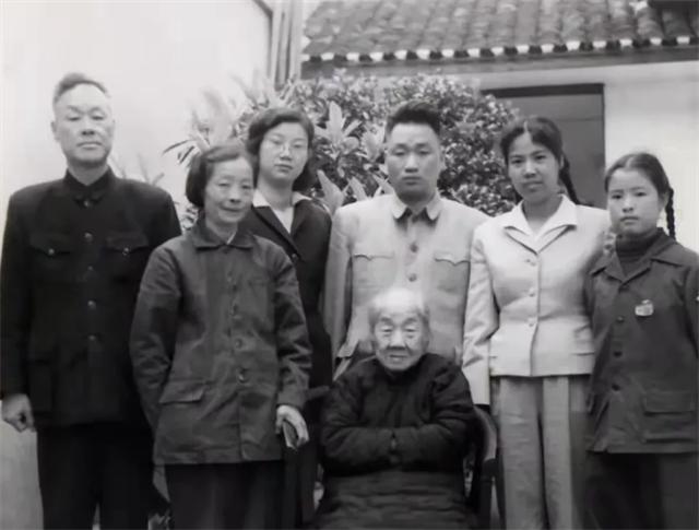 1961年，毛岸青和邵华从大连回到了北京。毛主席对儿子儿媳妇说：韶山有咱们的山神