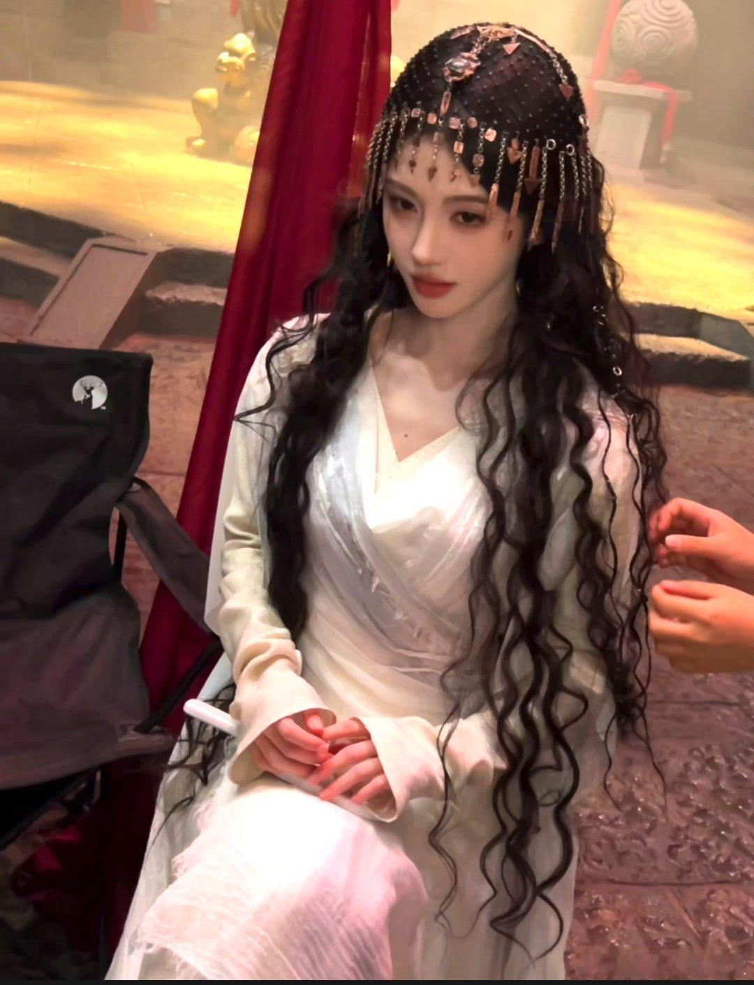 鞠婧祎新剧的每个造型都美的好像杂志封面一样[色] ​​​阿黛服装好多啊 ​​​