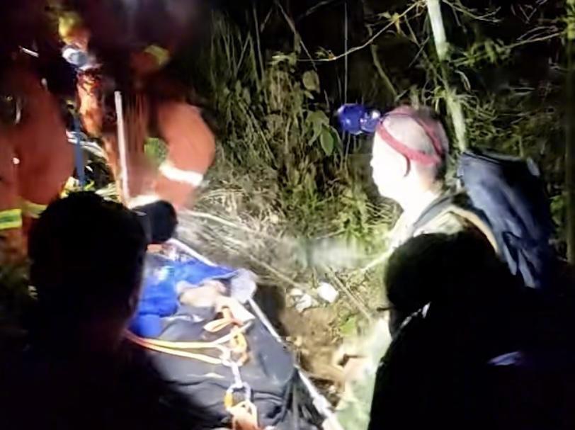 3月7日16时许，深渡水村冷水径组村一村民被困山林，家属寻找无果，遂拨打报警电话