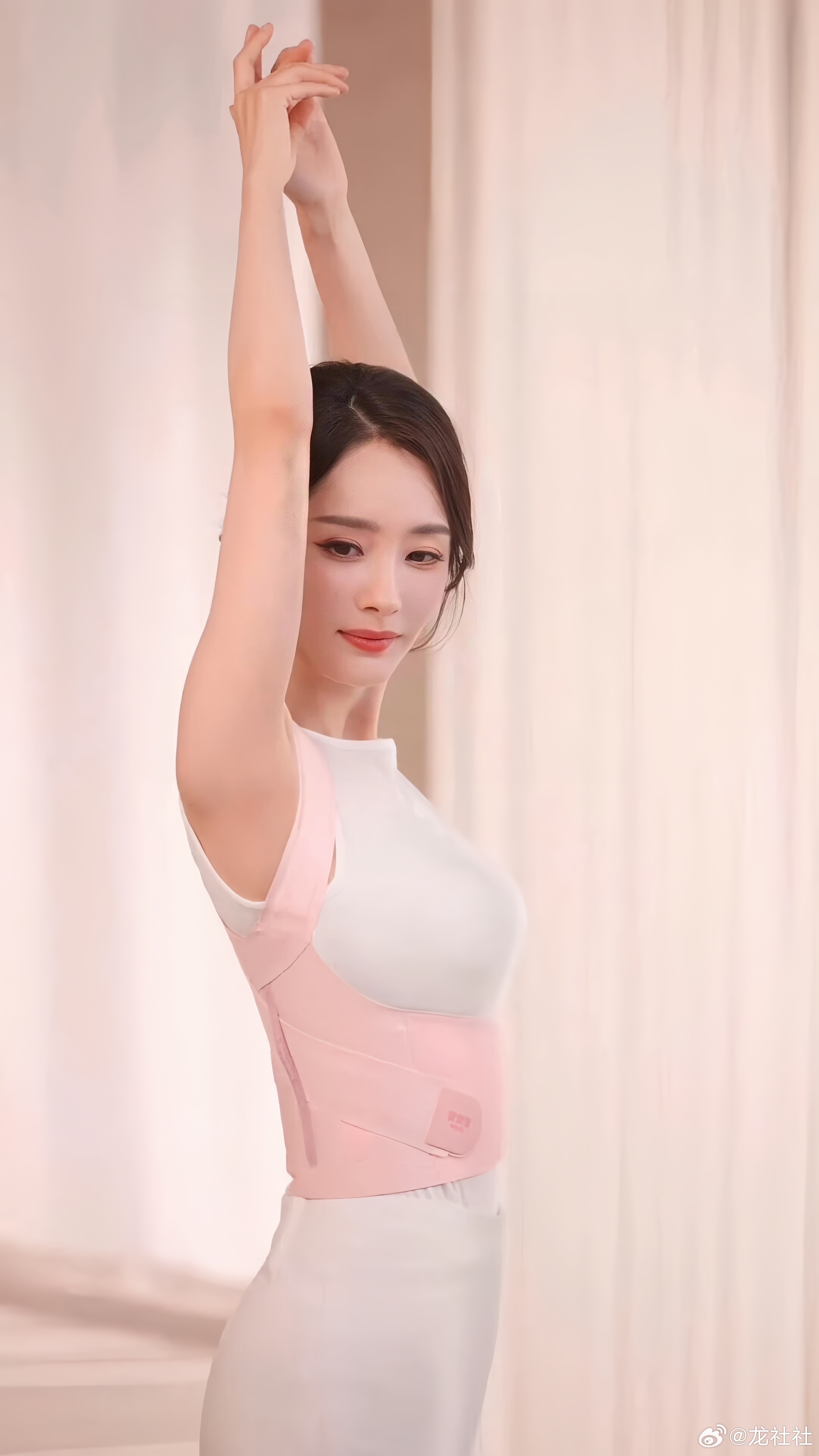镜头里的幂姐，温柔得像自带柔光滤镜，肩线挺直的样子，整个人都在发光✨ 