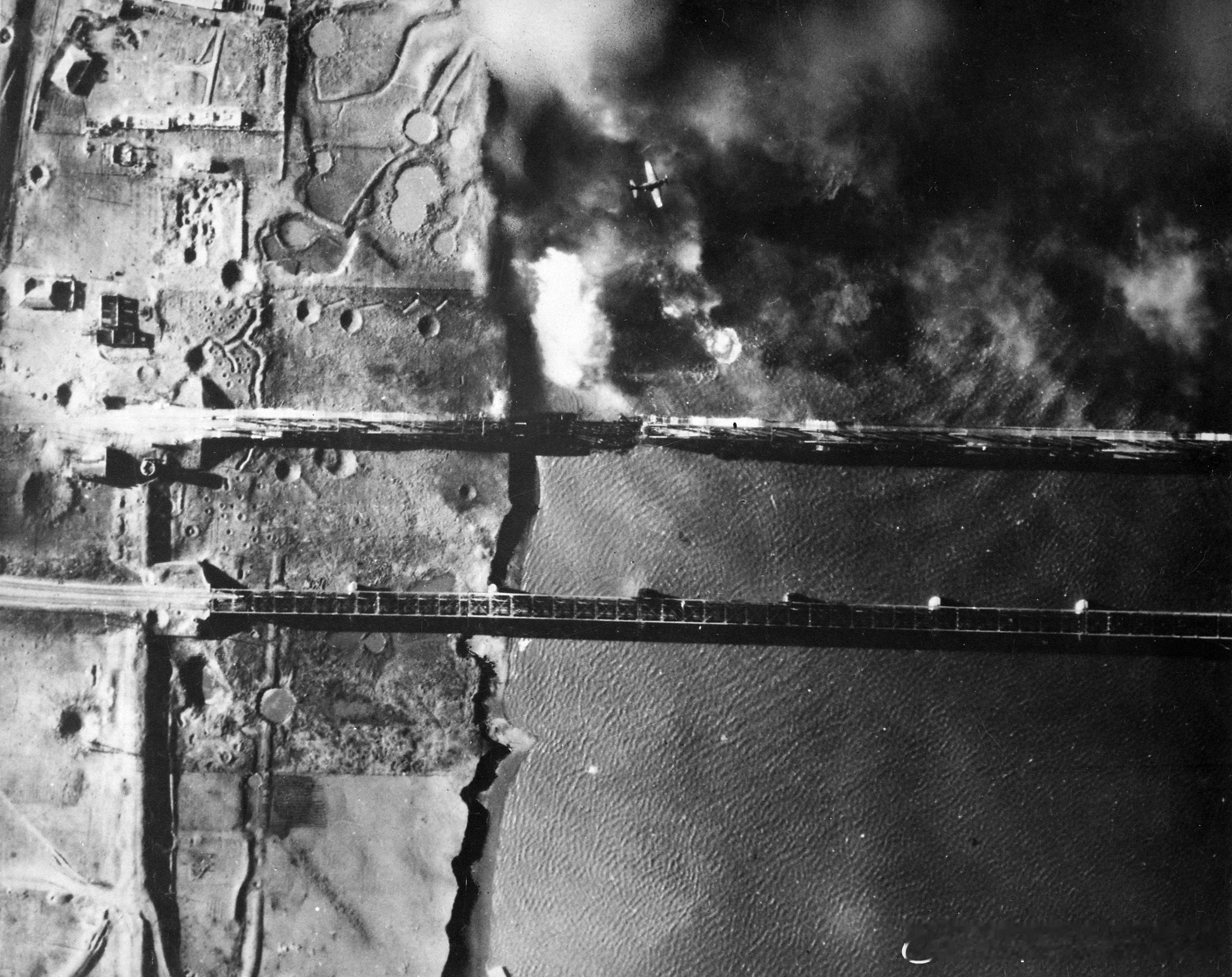 1950年11月15日，一架AD-3俯冲轰炸机（中上图）在鸭绿江渡口朝鲜一侧投下