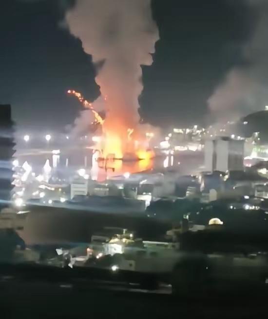 美军正式发动了对委内瑞拉的入侵行动！”美军F-35隐身战斗机突袭委内瑞拉海军基地