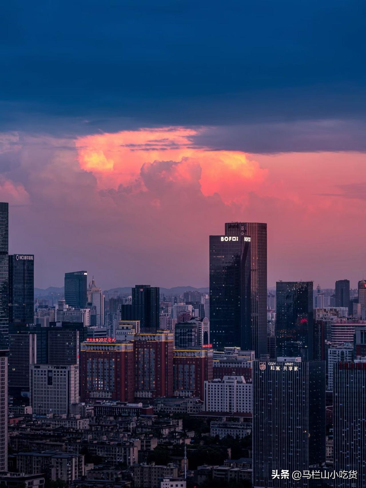 长沙最近的落日，真的有点浪漫🌇

总要来长沙看一次晚霞吧
橘色余晖漫过岳麓山，