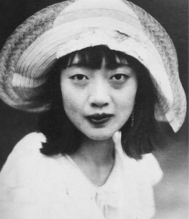 34年，末代皇后婉容最后一次露面，淡定现身，佩戴无框眼镜，神情平和令人深思
19