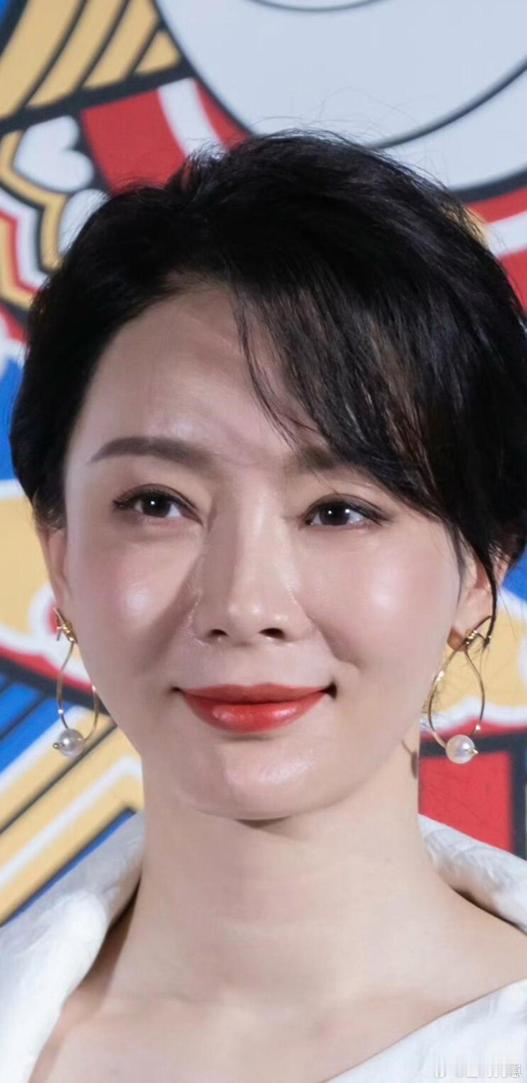 陈数骨子里自带浓郁成熟女人韵味，这份独特气质，多数女星难以企及。 