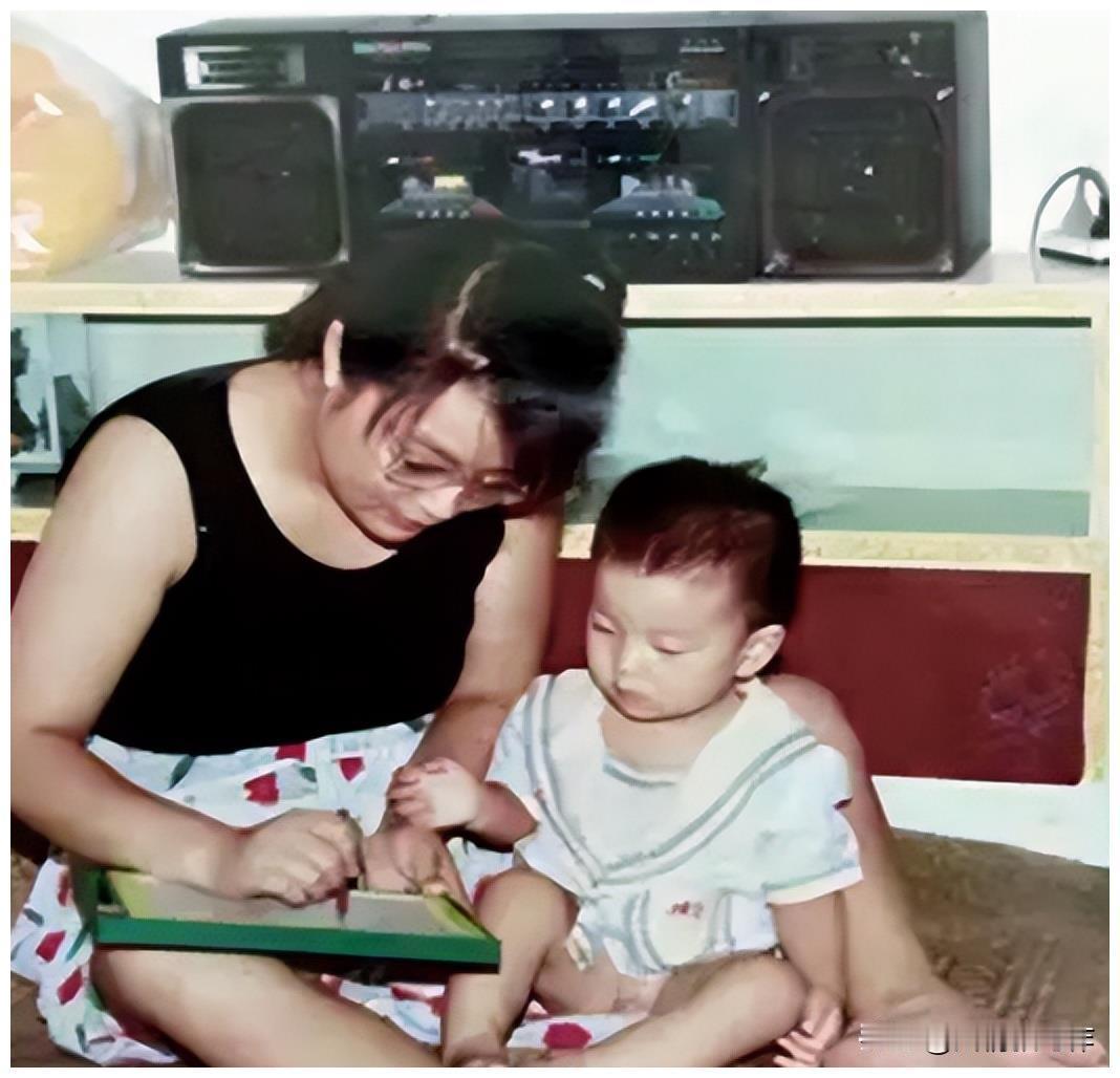 1988年，湖北1女子怀孕，丈夫宠爱，婆婆不离不弃照顾1年，女子生下男孩，谁知，