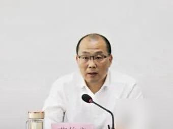 19岁就进体制，在九江城建系统摸爬滚打大半辈子，从建设局副局长到市政府副秘书长，