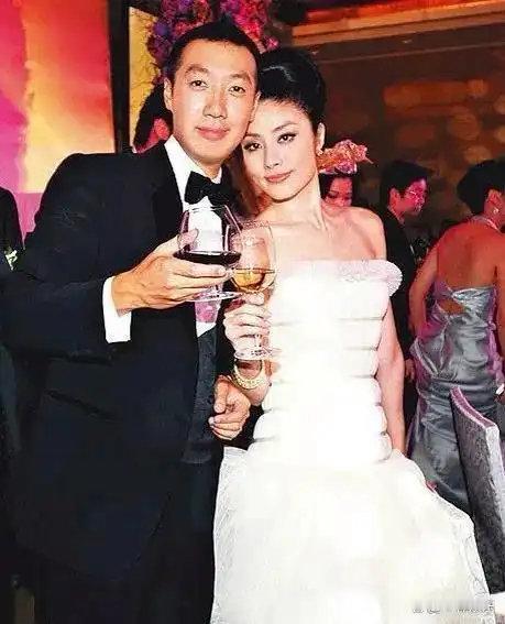 53岁陈慧琳全家福惊呆网友！富豪老公秃顶变光头，俩儿子身高都超180，豪门基因太